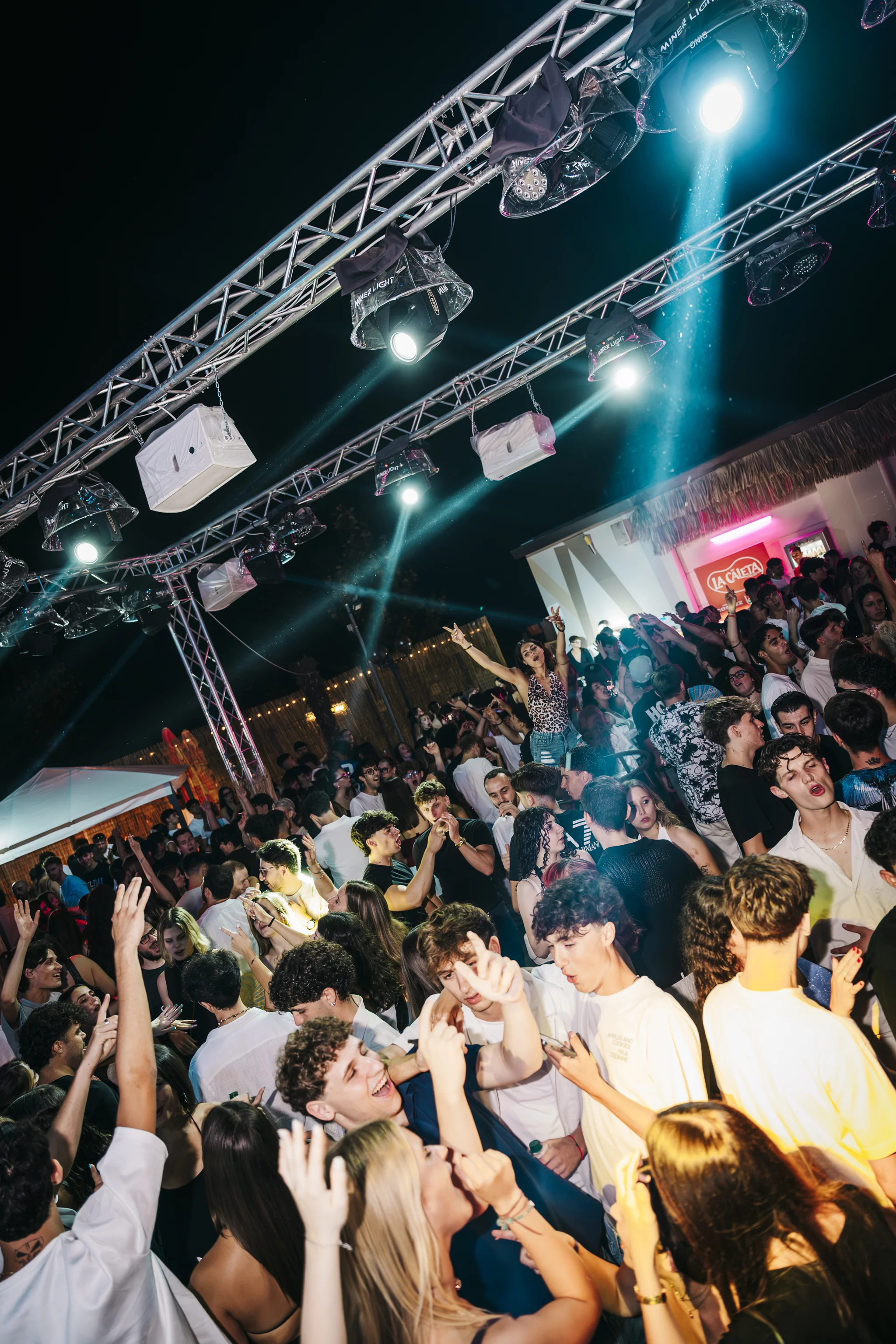 Pubblico durante una serata Costez