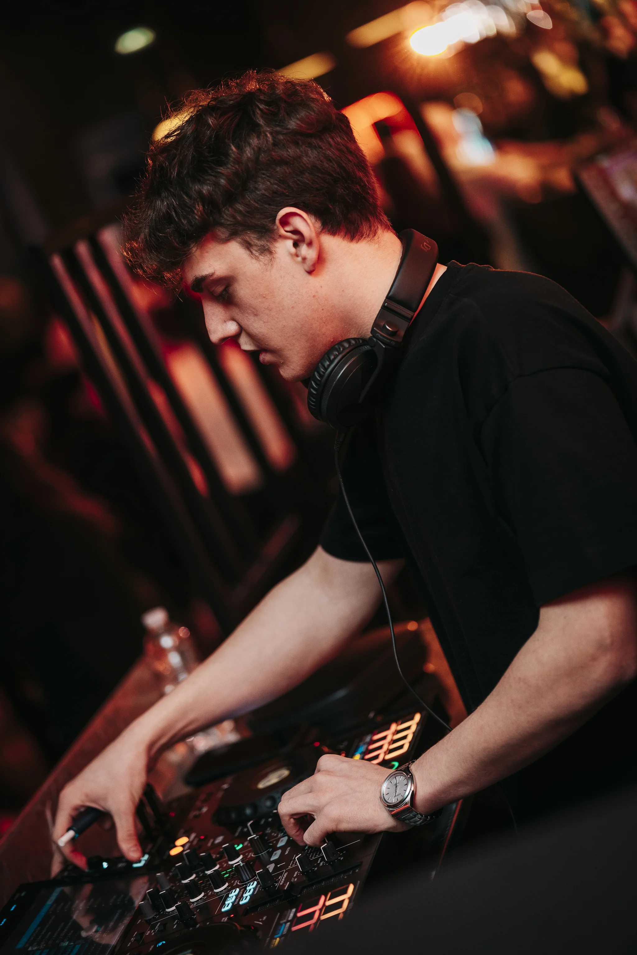 DJ in console