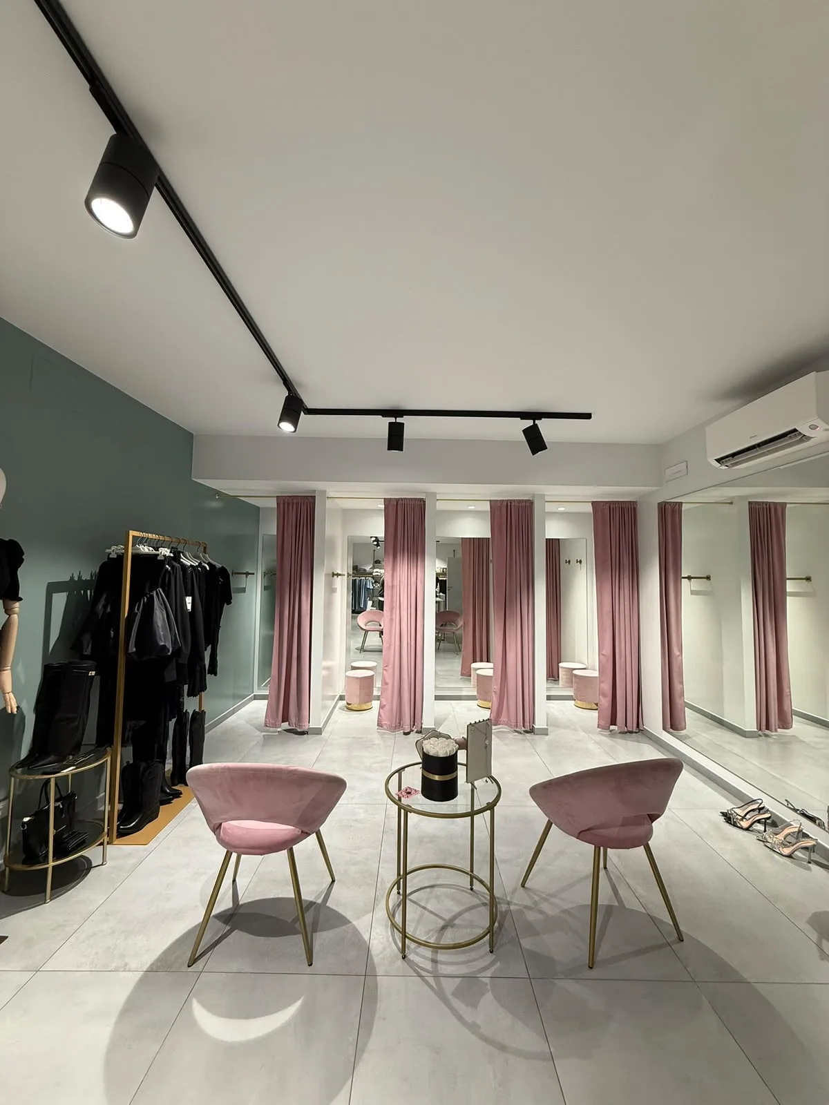 Camerini della boutique Schivardi 1953