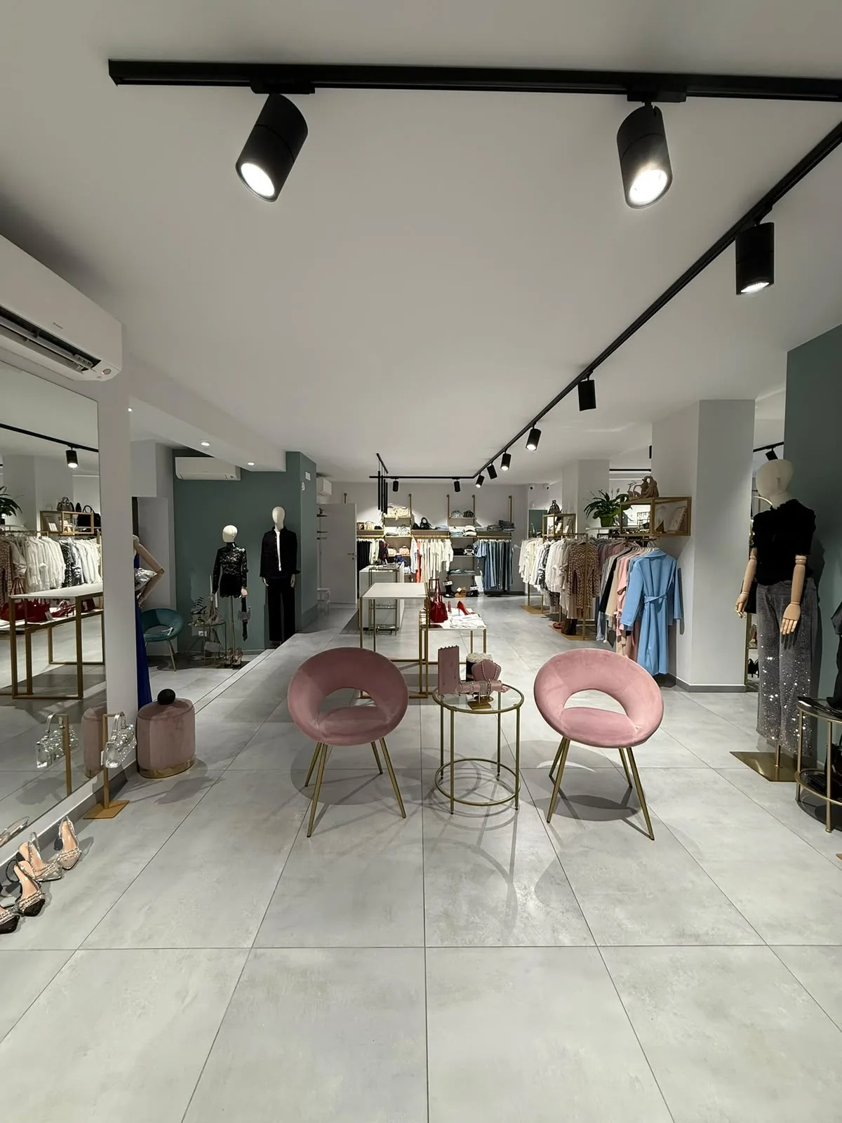 Interno della boutique Schivardi 1953